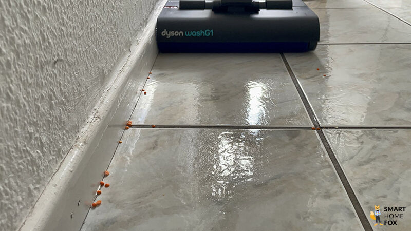 Уборка вдоль плинтуса Dyson Wash G1